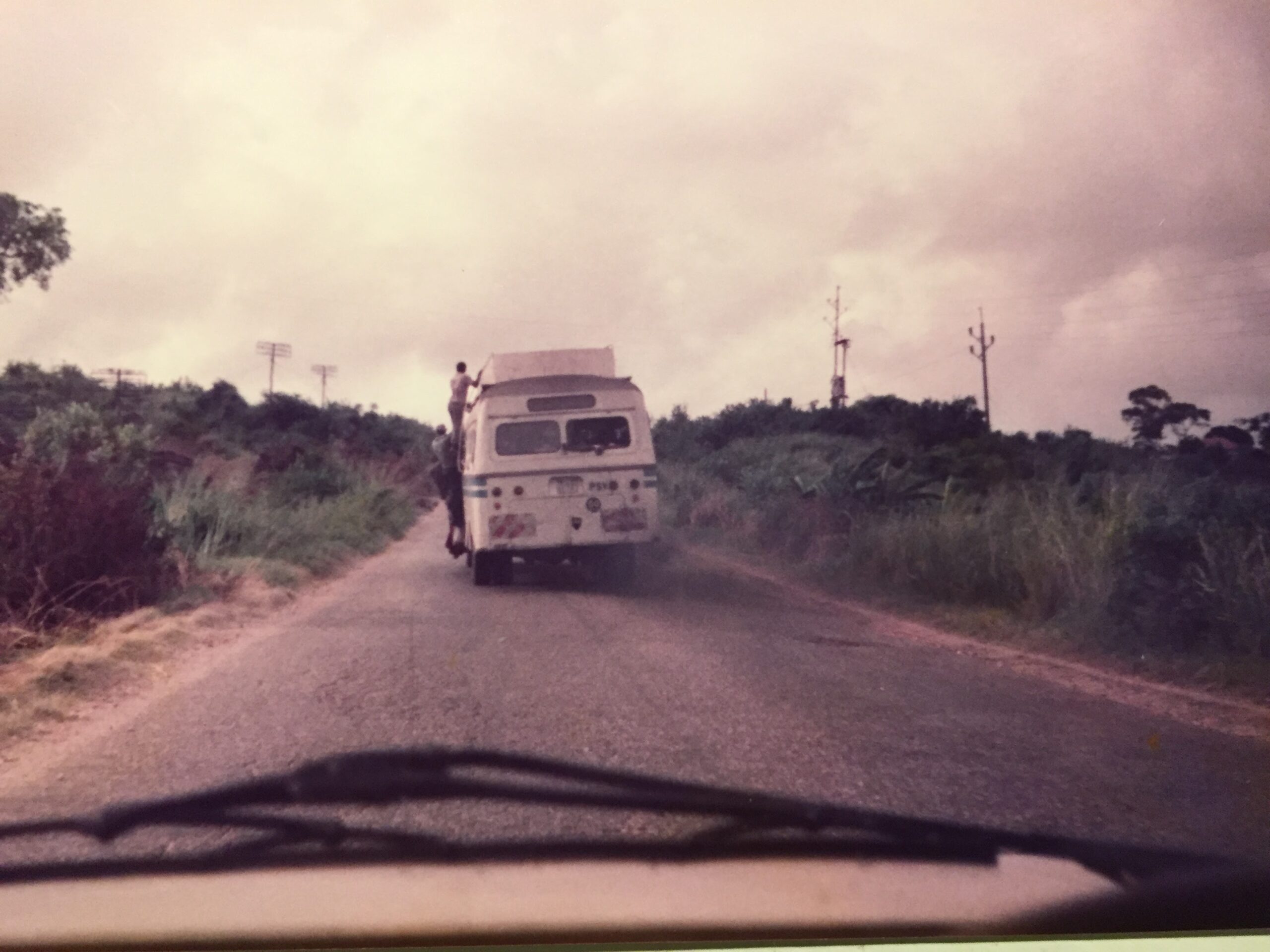 Överlastad buss på väg till Wazo Hill i Dar es Salaam, Tanzania
