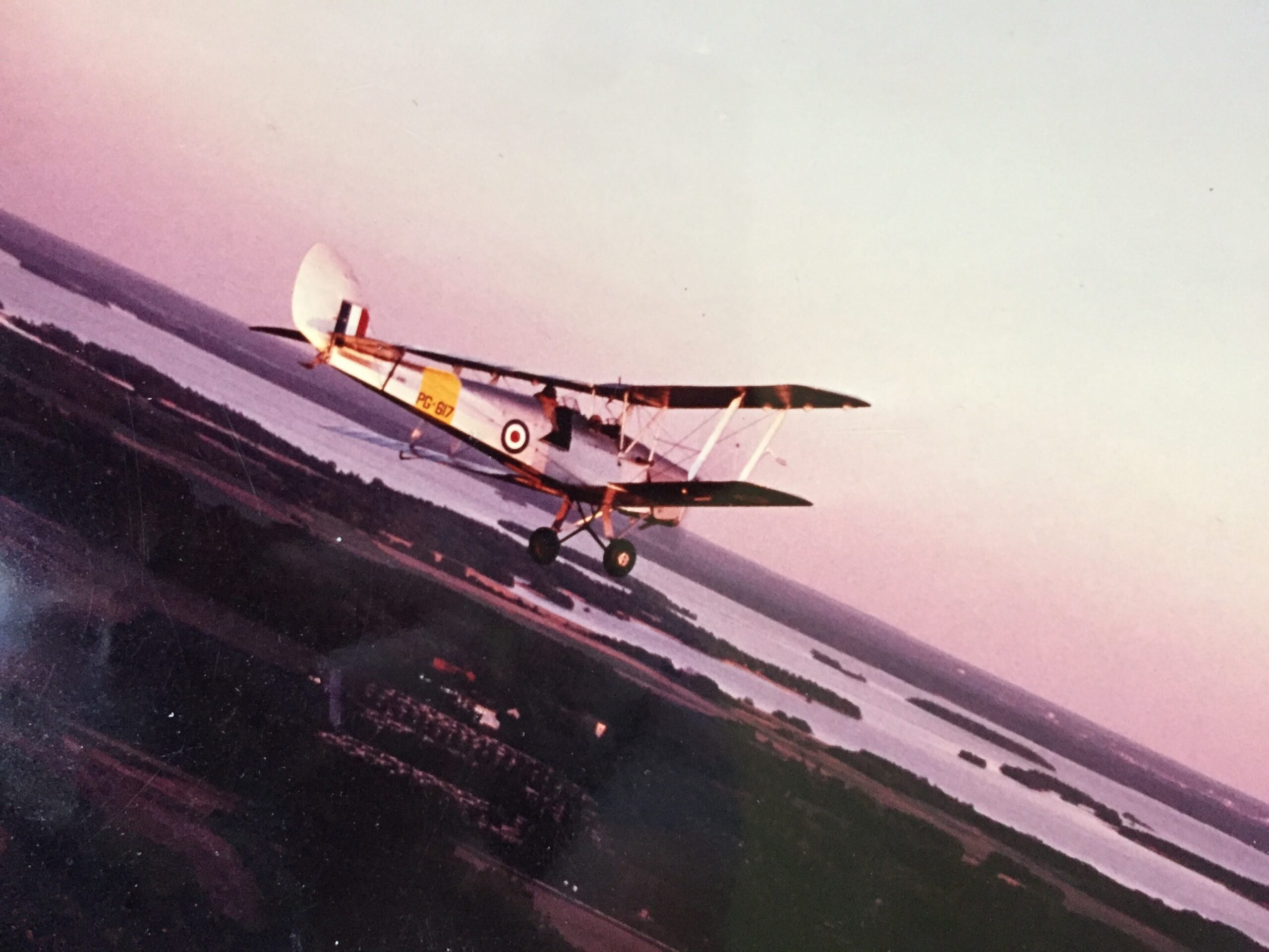 Airbourne. Peter Gunnebro flyger Tiger Moth i solnedgången