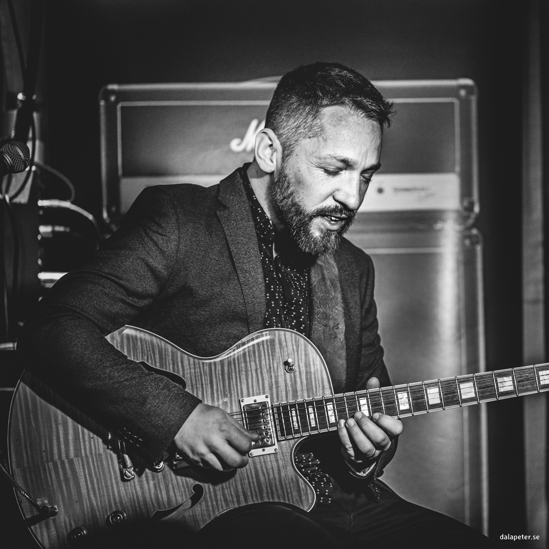 Bild av gitarristen i Libor Šmoldas Foto: Peter Gunnebro, Dalapeter Photography