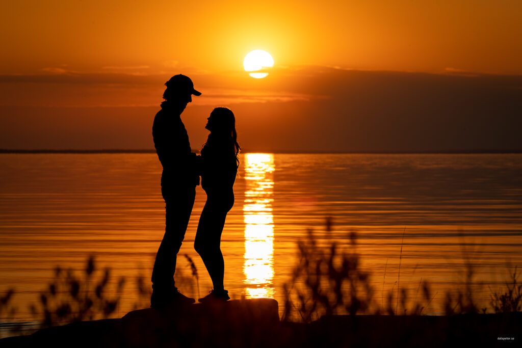Silhuetter av ett kärlekspar i solnegången. Foto: Peter Gunnebro