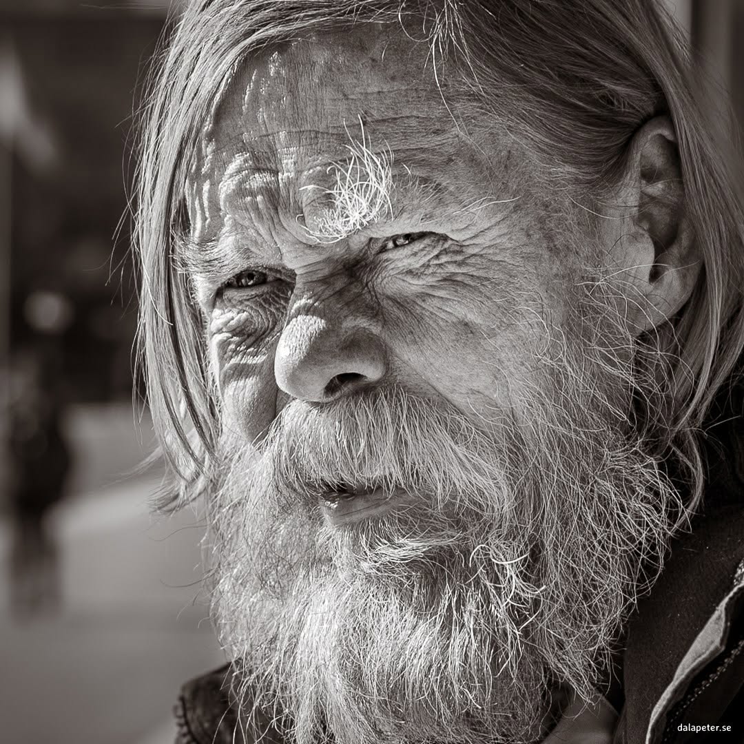 Black and white documentary portrait of a homeless man, captured by photojournalist Peter Gunnebro to highlight powerful human stories.